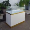 Tủ kính trưng bày thấp 1m2 viền vàng