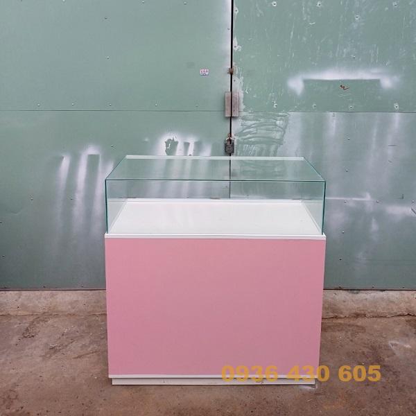 Tủ kính trưng bày thấp 1m trắng hồng