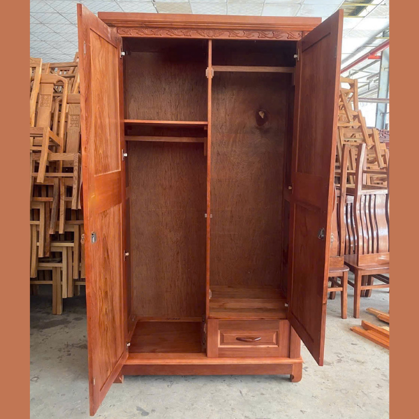 Tủ quần áo gỗ xoan đào 2 cánh chạm hoa văn sang trọng màu đỏ nâu tự nhiên phù hợp mọi không gian phòng ngủ Việt